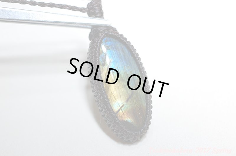 画像2: ☆5/7UP☆レインボーラブラドライトがついに登場。暖かい時期到来!胸元に愛を。サイズも大き目!激レアピース:虹の飛行機 (2)