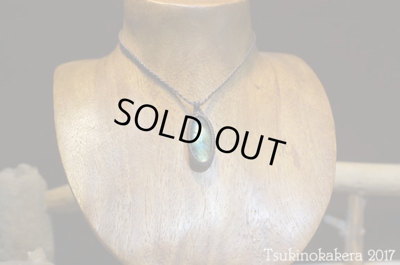 画像3: ☆12500→8000円セール☆ブラック土台のラブラドライト:品の高いシラーが秋の風にのってやってきます:イエローサンシャイン (3)