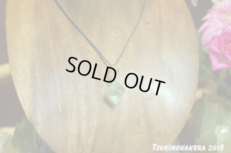 画像3: ★6/22UP★10周年ありがとう☆小粒のかけら:フローライトのデザイン小粒マイクロマクラメネックレス (3)