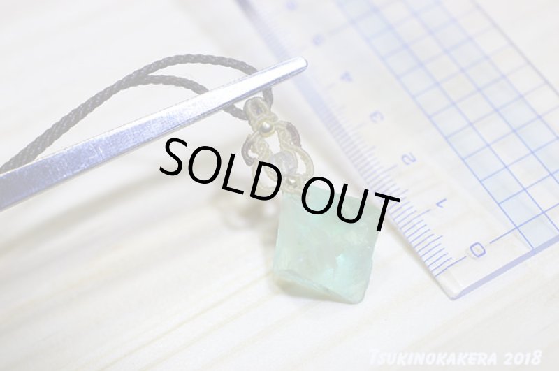 画像9: ★6/22UP★10周年ありがとう☆小粒のかけら:フローライトのデザイン小粒マイクロマクラメネックレス (9)