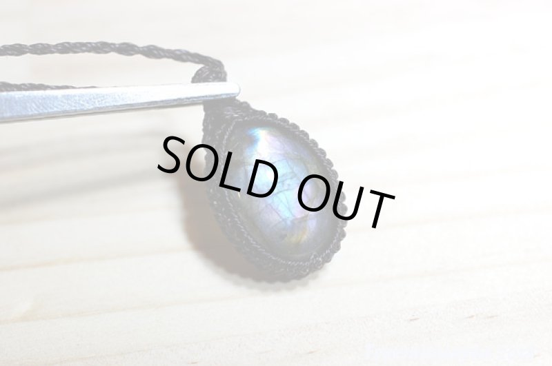 画像9: ☆07/20UP☆10周年祝い☆奇跡の1ピース:パープルレインボーラブラドライト:大変希少価値の高い紫色がくっきり:エメラルドの呼吸 (9)