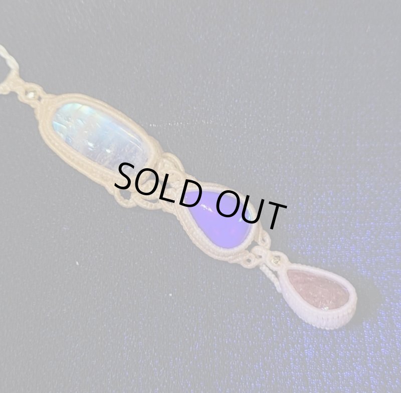 画像3: ★12/14UP★蛍光ダイアナマリアフローライト×ロイヤルレインボームーンストーン×ロードナイト☆イギリス:ダイアナマリア鉱山主より仕入れております:マイクロマクラメデザイン:先生作品:カケラーの夕べ5 (3)