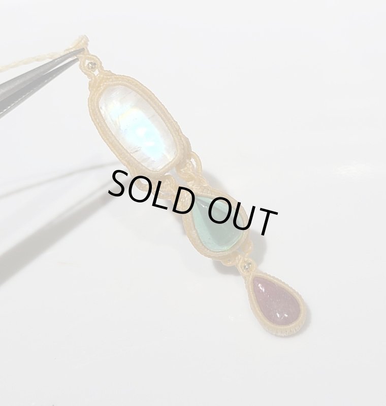 画像2: ★12/14UP★蛍光ダイアナマリアフローライト×ロイヤルレインボームーンストーン×ロードナイト☆イギリス:ダイアナマリア鉱山主より仕入れております:マイクロマクラメデザイン:先生作品:カケラーの夕べ5 (2)