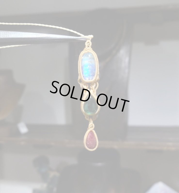 画像4: ★12/14UP★蛍光ダイアナマリアフローライト×ロイヤルレインボームーンストーン×ロードナイト☆イギリス:ダイアナマリア鉱山主より仕入れております:マイクロマクラメデザイン:先生作品:カケラーの夕べ5 (4)