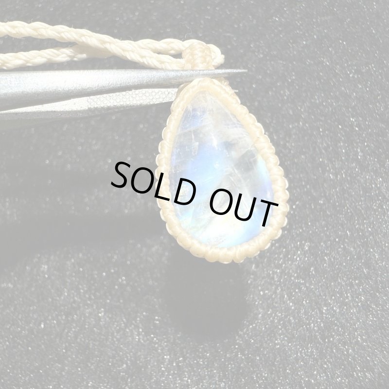 画像2: ☆02/21UP☆月のかけらロイヤルレインボームーンストーン。虹色がロイヤルな輝き：ペトラの願い1 (2)