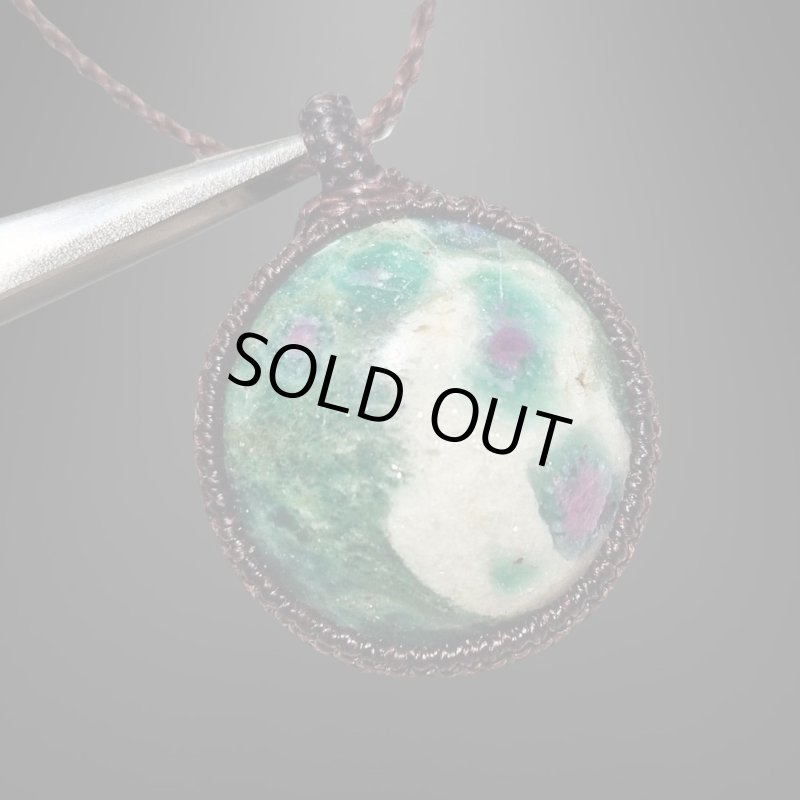 画像1: ☆09/16UP☆ルビーインゾイサイト:真っ赤なルビーが顔を出す:ゾイサイトとルビーのコラボレーションストーン:サンオーブ (1)