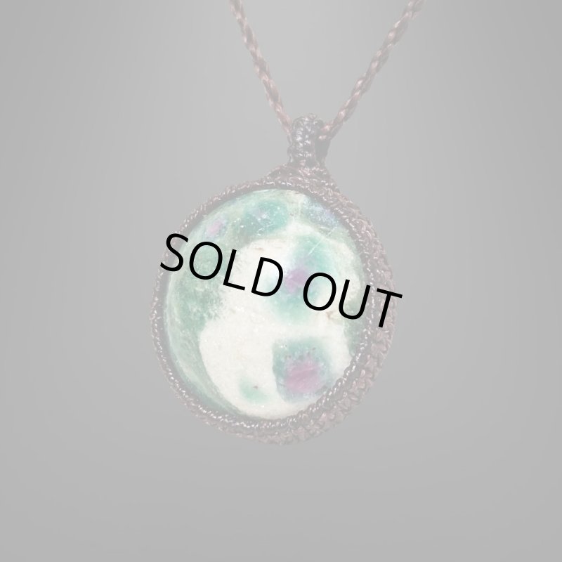 画像2: ☆09/16UP☆ルビーインゾイサイト:真っ赤なルビーが顔を出す:ゾイサイトとルビーのコラボレーションストーン:サンオーブ (2)