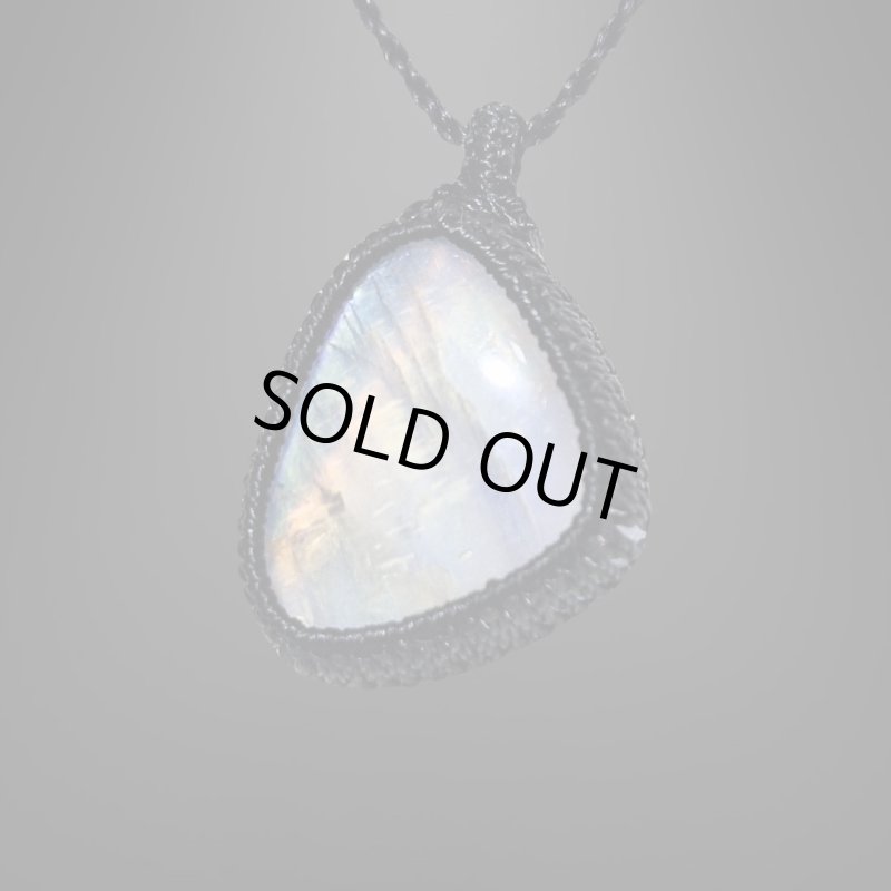 画像3: ☆09/16UP☆月のかけらロイヤルレインボームーンストーン。虹色がロイヤルな輝き：ソーラーフロー (3)