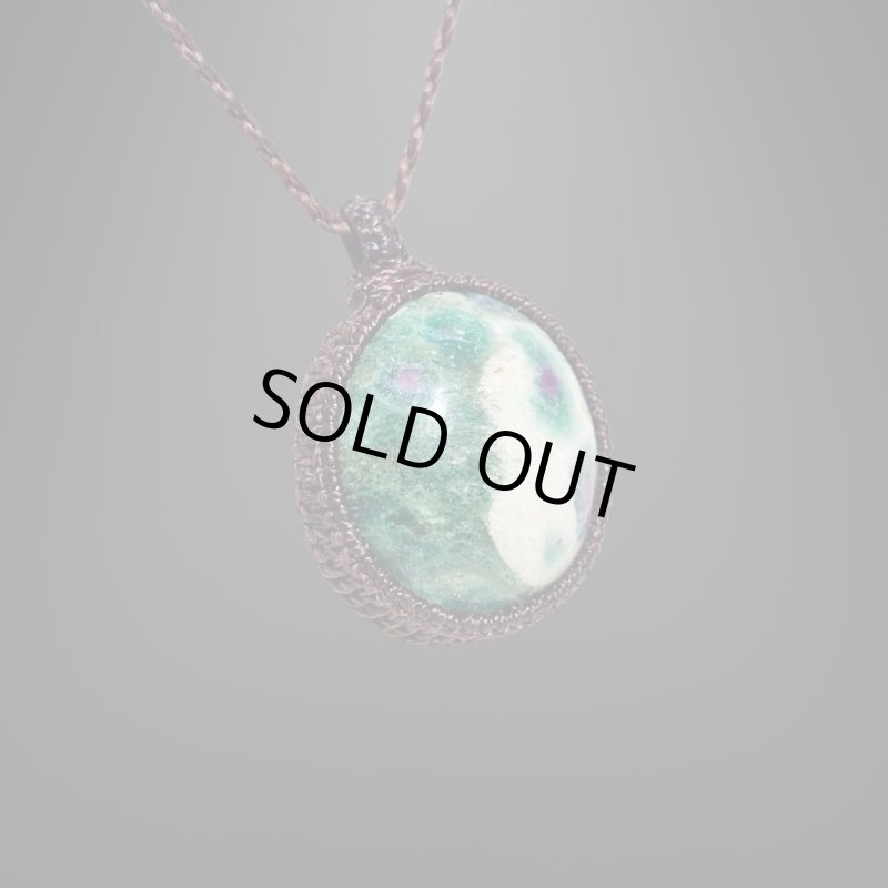 画像3: ☆09/16UP☆ルビーインゾイサイト:真っ赤なルビーが顔を出す:ゾイサイトとルビーのコラボレーションストーン:サンオーブ (3)