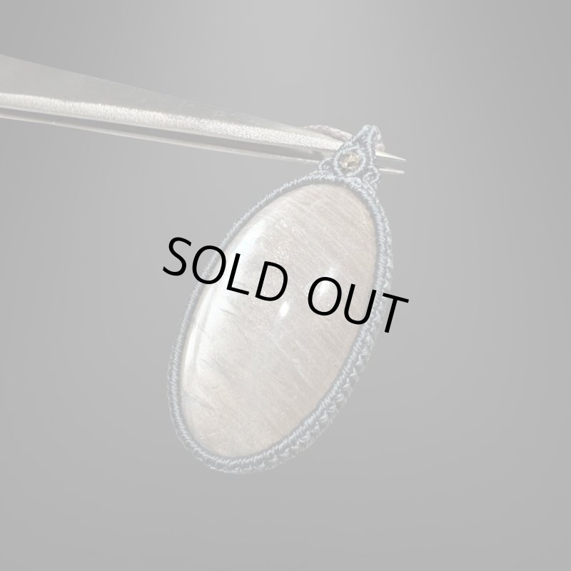 画像4: ☆12/13UP☆ベロモライト：ロシア産ムーンストーン：ロイヤルなシルバーシラー：先生作品：フォシルフレア (4)