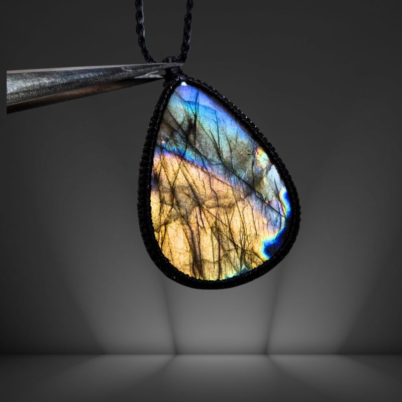 画像2: ☆04/06UP☆【37000→20000】ディープブルーラブラドライト：青い光を発する美しいハイクオリティ天然ラブラドライト：蒼雫（そうしずく） (2)