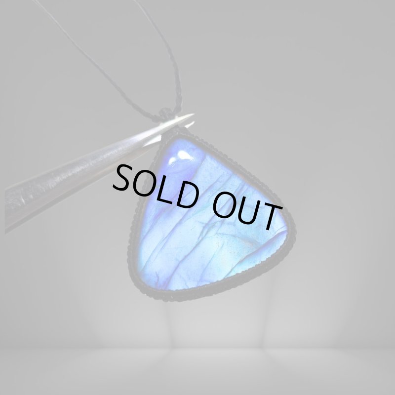 画像2: ☆04/06UP☆ディープブルーラブラドライト:青い光を発する美しいハイクオリティ天然ラブラドライト:蒼の祓(あおのはらい) (2)