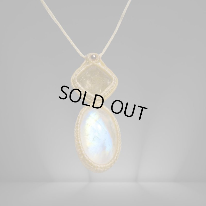 画像1: ☆05/08UP☆ロイヤルムーンストーン×ゴールドルチルクォーツ：素敵な組み合わせ：最高品質のムーンストーン：光響（こうきょう） (1)