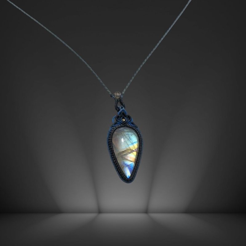 画像2: ☆07/09UP☆月の波動：先生作品：マイ黒マクラメ：ロイヤルレインボームーンストーン：月の暦シリーズ：月のかけらムーンストーン： 宇宙雫（うちゅうしずく） (2)