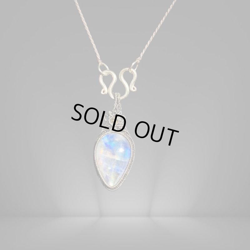 画像4: ☆07/09UP☆月の波動：先生作品：マイ黒マクラメ：ロイヤルレインボームーンストーン：月の暦シリーズ：月のかけらムーンストーン：月虹夢（げっこうゆめ） (4)