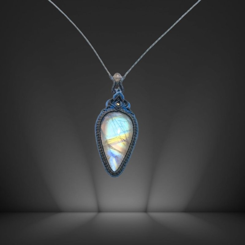 画像4: ☆07/09UP☆月の波動：先生作品：マイ黒マクラメ：ロイヤルレインボームーンストーン：月の暦シリーズ：月のかけらムーンストーン： 宇宙雫（うちゅうしずく） (4)