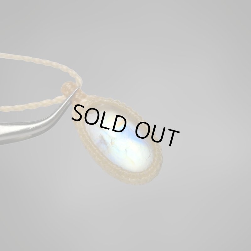 画像1: ☆09/06UP☆月の波動：スタンダードモデル：ロイヤルレインボームーンストーン：月の暦シリーズ：月のかけらムーンストーン： 「蒼き月影」 (1)