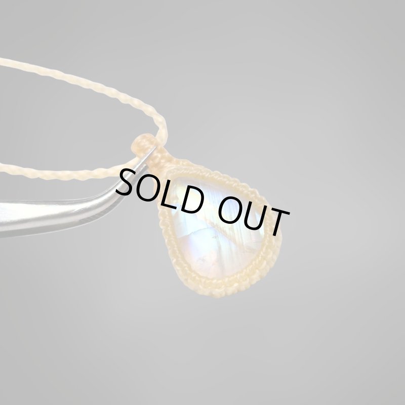 画像1: ☆09/06UP☆月の波動：スタンダードモデル：ロイヤルレインボームーンストーン：月の暦シリーズ：月のかけらムーンストーン： 「月の雫」 (1)