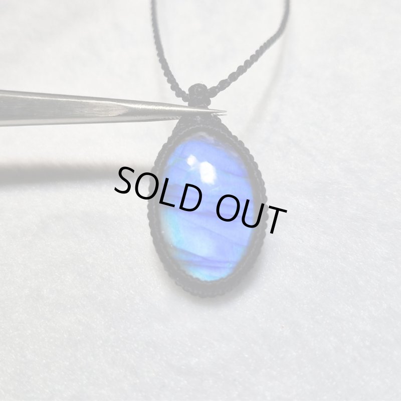 画像4: ☆10/03UP☆超DEEP！！レインボー＆ディープブルーラブラドライトシリーズ：美しい古代の記憶の残るAAAハイクオリティ天然ラブラドライト：Rune Whisper（ルーンのささやき） (4)