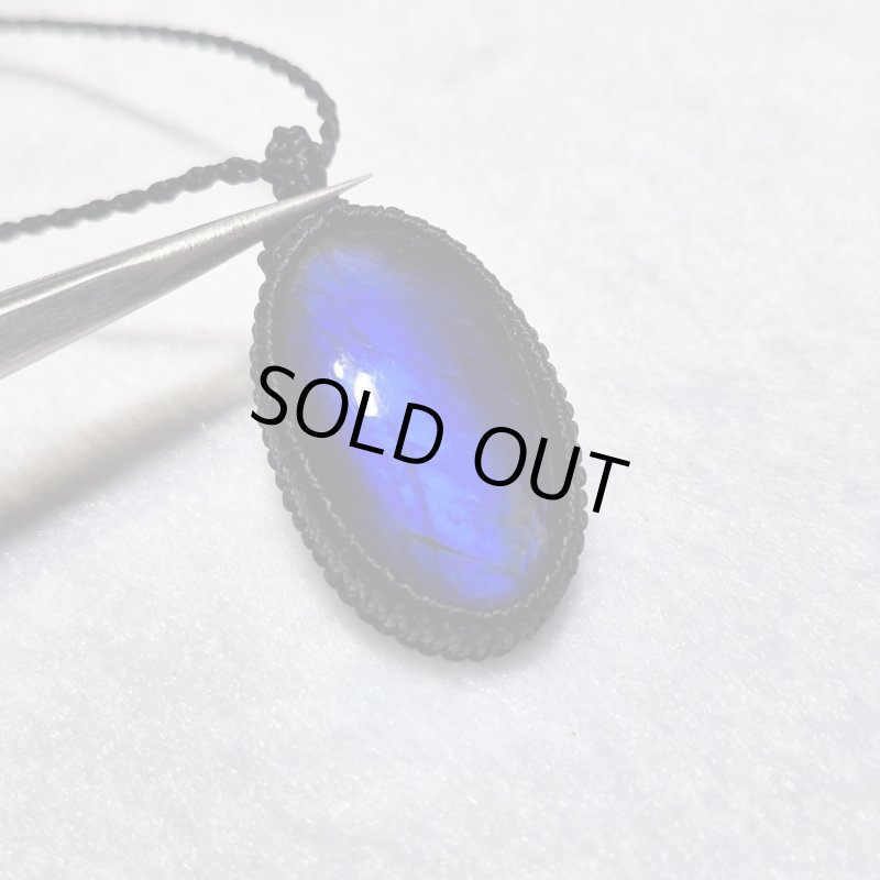 画像1: ☆10/03UP☆超DEEP！！レインボー＆ディープブルーラブラドライトシリーズ：美しい古代の記憶の残るAAAハイクオリティ天然ラブラドライト： Pyramid Soul（ピラミッドソウル） (1)