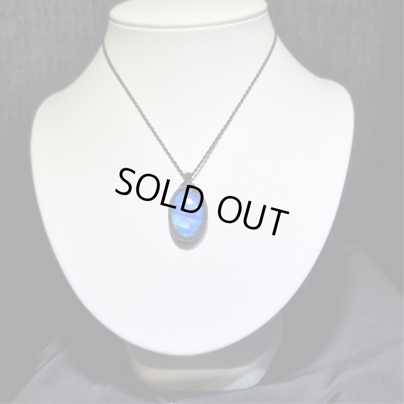 画像1: ☆10/03UP☆超DEEP！！レインボー＆ディープブルーラブラドライトシリーズ：美しい古代の記憶の残るAAAハイクオリティ天然ラブラドライト：Rune Whisper（ルーンのささやき） (1)