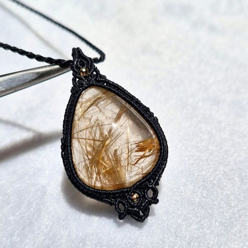 画像2: ☆11/05UP☆先生作品マイクロマクラメジュエリー：ブラジル産ゴールドルチルクォーツ！金の針金が水晶の中に：美しい金の結晶：Aurora Whisper（オーロラのささやき） (2)