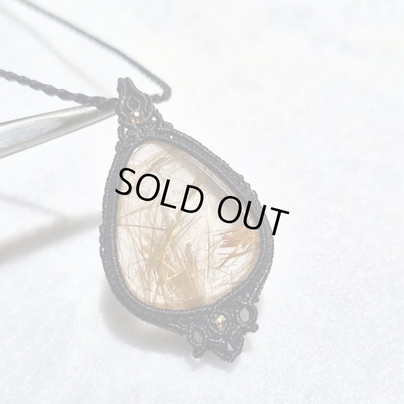 画像2: ☆11/05UP☆先生作品マイクロマクラメジュエリー：ブラジル産ゴールドルチルクォーツ！金の針金が水晶の中に：美しい金の結晶：Aurora Whisper（オーロラのささやき） (2)