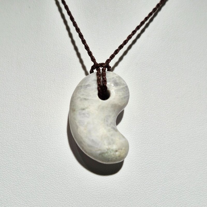 画像1: ☆11/05UP☆国石！幻の糸魚川翡翠：国内採取、国内勾玉研磨店長保証：美しい翡翠の勾玉です：今では採取困難：清流の記憶（Seiryū no Kioku） (1)