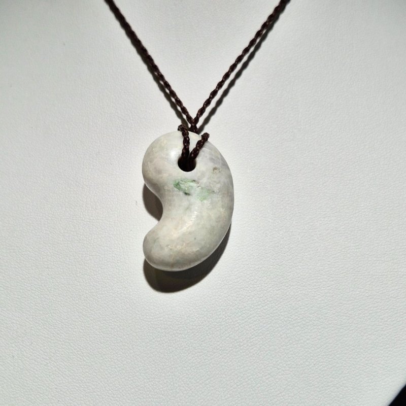 画像4: ☆11/05UP☆国石！幻の糸魚川翡翠：国内採取、国内勾玉研磨店長保証：美しい翡翠の勾玉です：今では採取困難：清流の記憶（Seiryū no Kioku） (4)