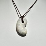 画像5: ☆11/05UP☆国石！幻の糸魚川翡翠：国内採取、国内勾玉研磨店長保証：美しい翡翠の勾玉です：今では採取困難：清流の記憶（Seiryū no Kioku） (5)