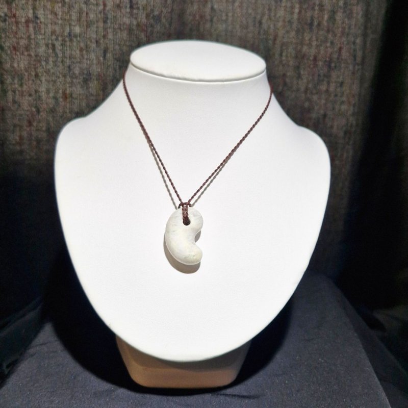 画像2: ☆11/05UP☆国石！幻の糸魚川翡翠：国内採取、国内勾玉研磨店長保証：美しい翡翠の勾玉です：今では採取困難：清流の記憶（Seiryū no Kioku） (2)