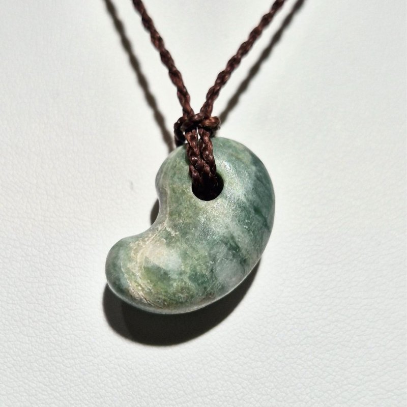 画像2: ☆11/05UP☆国石！幻の糸魚川翡翠：国内採取、国内勾玉研磨店長保証：美しい翡翠の勾玉です：今では採取困難：風ノ勾玉（Kaze no Magatama） (2)