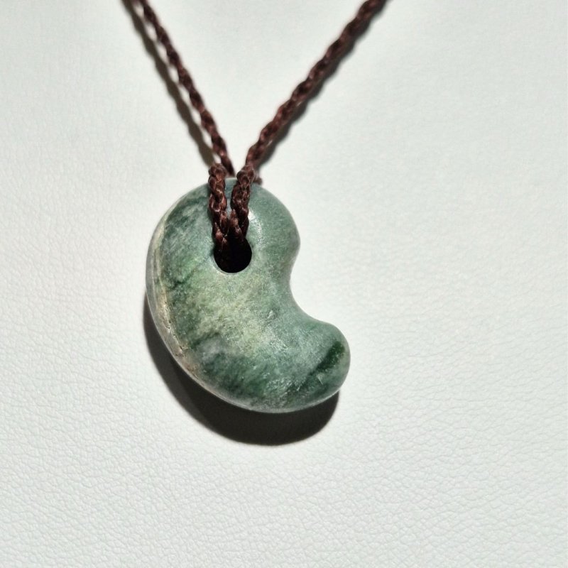 画像4: ☆11/05UP☆国石！幻の糸魚川翡翠：国内採取、国内勾玉研磨店長保証：美しい翡翠の勾玉です：今では採取困難：風ノ勾玉（Kaze no Magatama） (4)