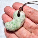 画像4: ☆11/05UP☆国石！幻の糸魚川翡翠：国内採取、国内勾玉研磨店長保証：美しい翡翠の勾玉です：今では採取困難：翡翠峡（Hisui-kyō） (4)