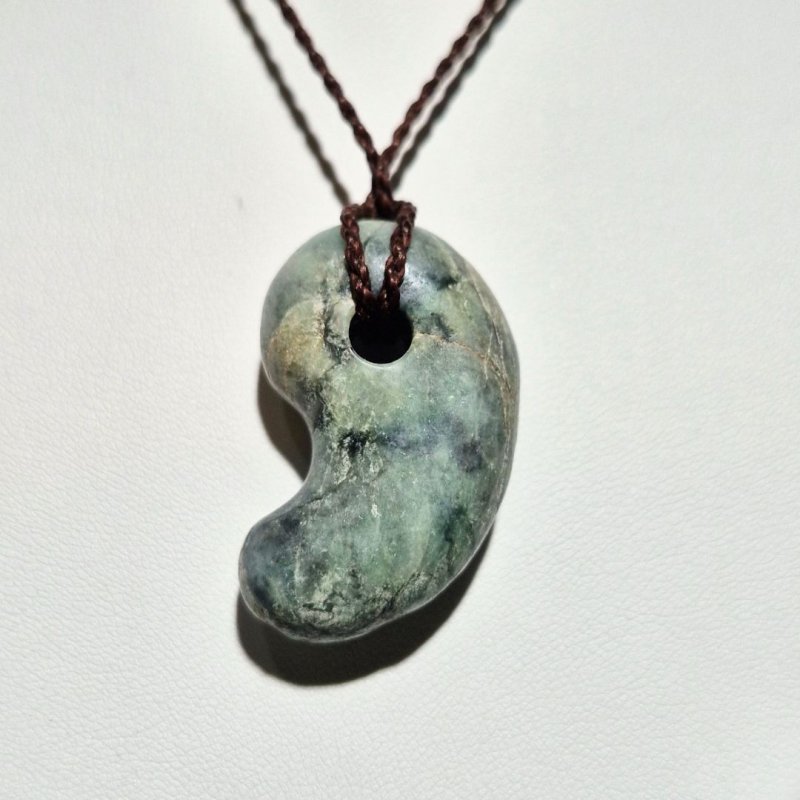 画像1: ☆11/05UP☆国石！幻の糸魚川翡翠：国内採取、国内勾玉研磨店長保証：美しい翡翠の勾玉です：今では採取困難：黎明の石（Reimei no Ishi） (1)