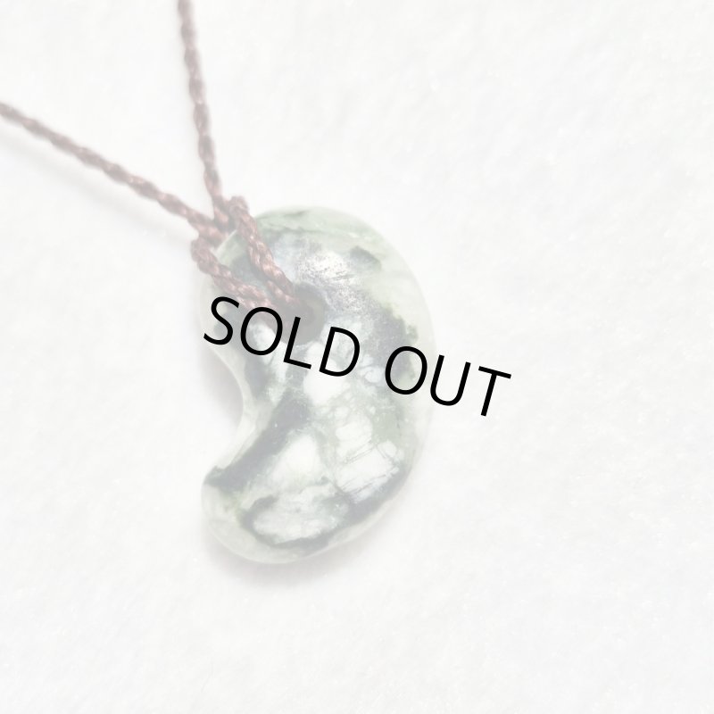 画像1: ☆11/05UP☆国石！幻の糸魚川翡翠：国内採取、国内勾玉研磨店長保証：美しい翡翠の勾玉です：今では採取困難：蒼穹ノ護（Sōkyū no Mamori (1)