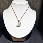 画像3: ☆11/05UP☆国石！幻の糸魚川翡翠：国内採取、国内勾玉研磨店長保証：美しい翡翠の勾玉です：今では採取困難：風ノ勾玉（Kaze no Magatama） (3)