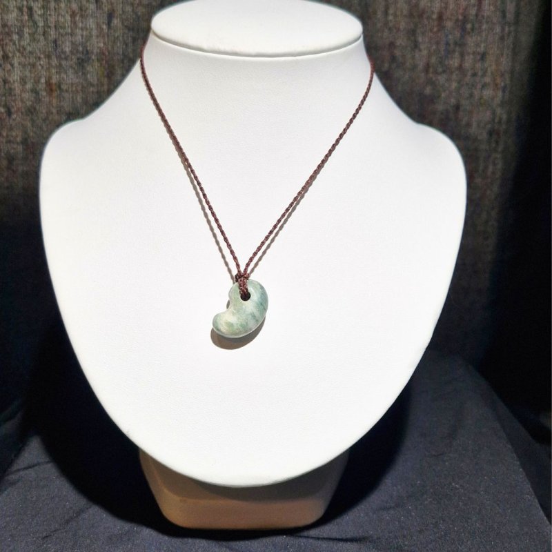 画像3: ☆11/05UP☆国石！幻の糸魚川翡翠：国内採取、国内勾玉研磨店長保証：美しい翡翠の勾玉です：今では採取困難：風ノ勾玉（Kaze no Magatama） (3)