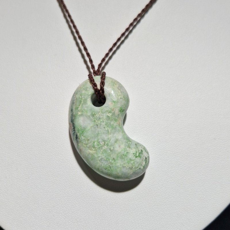 画像3: ☆11/05UP☆国石！幻の糸魚川翡翠：国内採取、国内勾玉研磨店長保証：美しい翡翠の勾玉です：今では採取困難：翡翠峡（Hisui-kyō） (3)