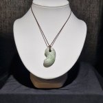 画像6: ☆11/05UP☆国石！幻の糸魚川翡翠：国内採取、国内勾玉研磨店長保証：美しい翡翠の勾玉です：今では採取困難：翡翠峡（Hisui-kyō） (6)