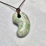 画像2: ☆11/05UP☆国石！幻の糸魚川翡翠：国内採取、国内勾玉研磨店長保証：美しい翡翠の勾玉です：今では採取困難：翡翠峡（Hisui-kyō） (2)