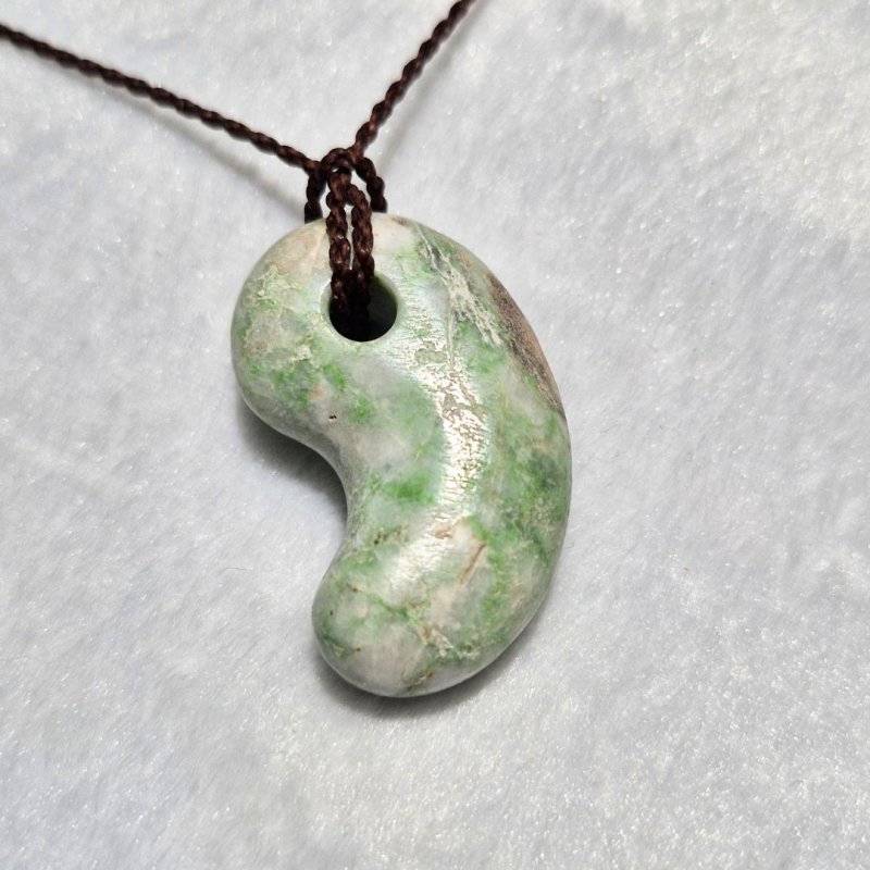 画像2: ☆11/05UP☆国石！幻の糸魚川翡翠：国内採取、国内勾玉研磨店長保証：美しい翡翠の勾玉です：今では採取困難：翡翠峡（Hisui-kyō） (2)