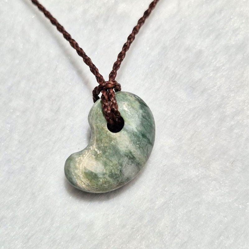 画像1: ☆11/05UP☆国石！幻の糸魚川翡翠：国内採取、国内勾玉研磨店長保証：美しい翡翠の勾玉です：今では採取困難：風ノ勾玉（Kaze no Magatama） (1)