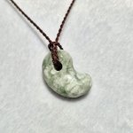 画像2: ☆11/05UP☆国石！幻の糸魚川翡翠：国内採取、国内勾玉研磨店長保証：美しい翡翠の勾玉です：今では採取困難：蒼穹ノ護（Sōkyū no Mamori (2)