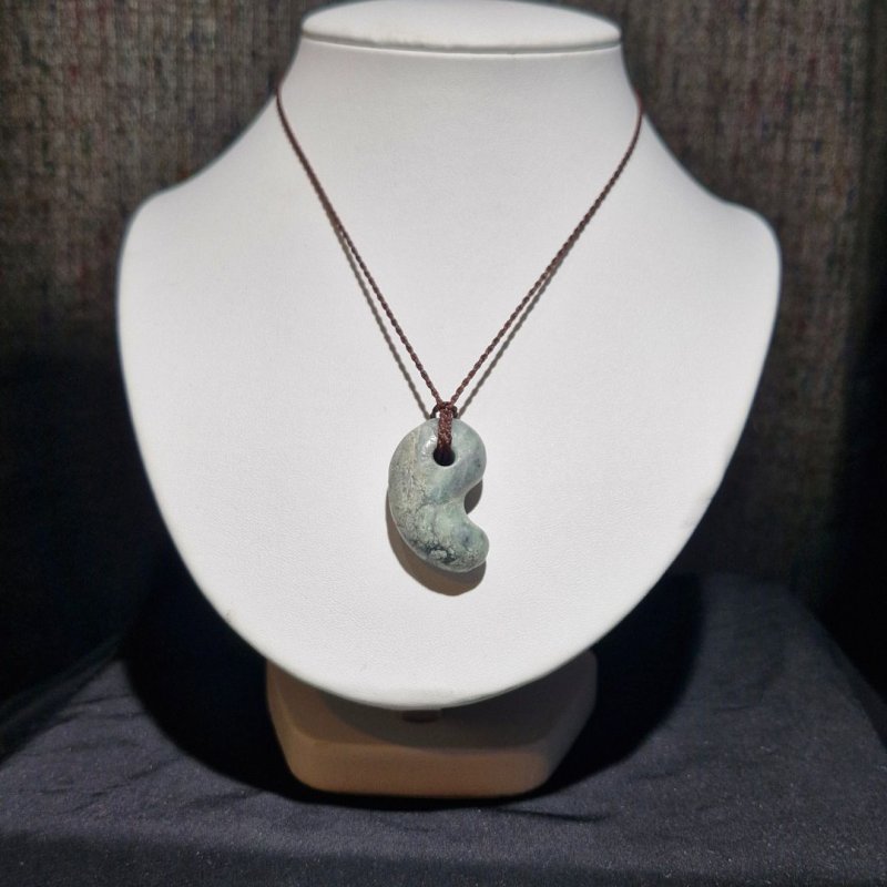 画像5: ☆11/05UP☆国石！幻の糸魚川翡翠：国内採取、国内勾玉研磨店長保証：美しい翡翠の勾玉です：今では採取困難：黎明の石（Reimei no Ishi） (5)