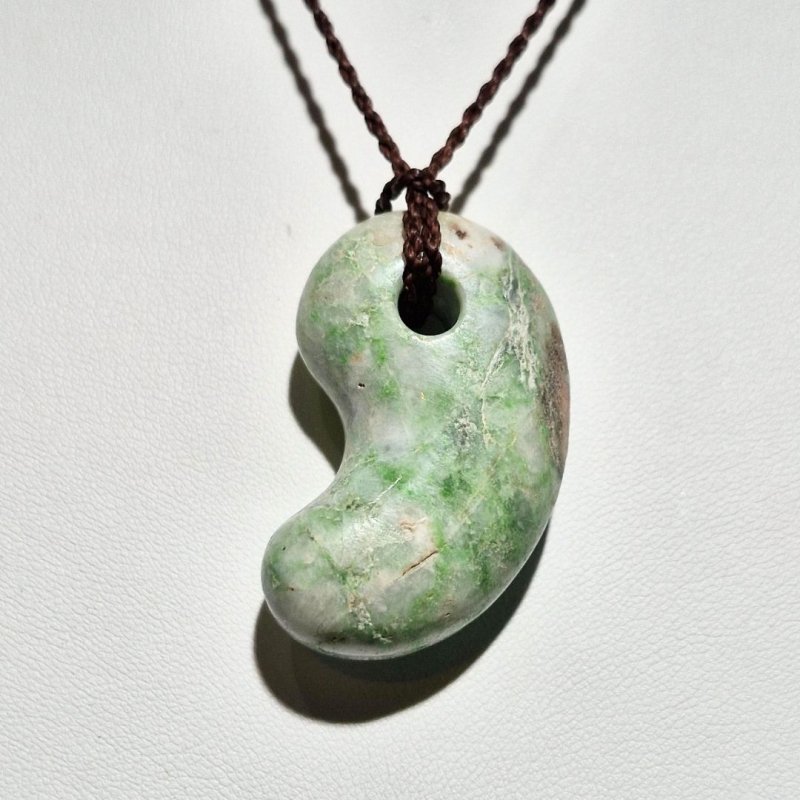 画像1: ☆11/05UP☆国石！幻の糸魚川翡翠：国内採取、国内勾玉研磨店長保証：美しい翡翠の勾玉です：今では採取困難：翡翠峡（Hisui-kyō） (1)