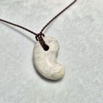 画像3: ☆11/05UP☆国石！幻の糸魚川翡翠：国内採取、国内勾玉研磨店長保証：美しい翡翠の勾玉です：今では採取困難：清流の記憶（Seiryū no Kioku） (3)