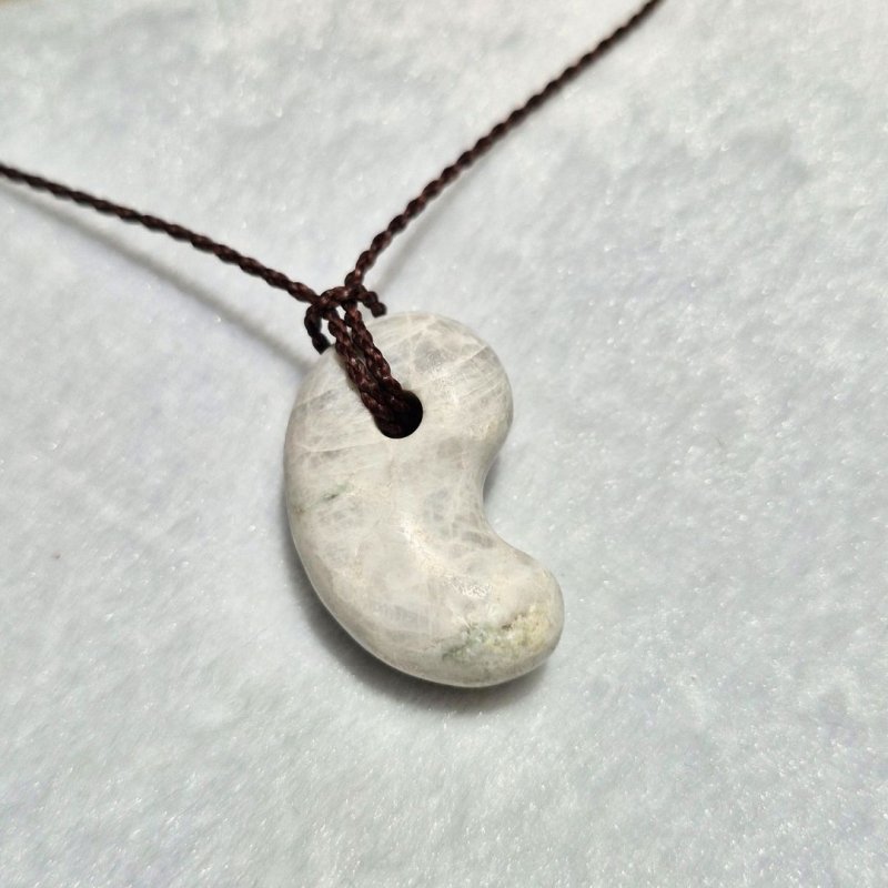 画像3: ☆11/05UP☆国石！幻の糸魚川翡翠：国内採取、国内勾玉研磨店長保証：美しい翡翠の勾玉です：今では採取困難：清流の記憶（Seiryū no Kioku） (3)