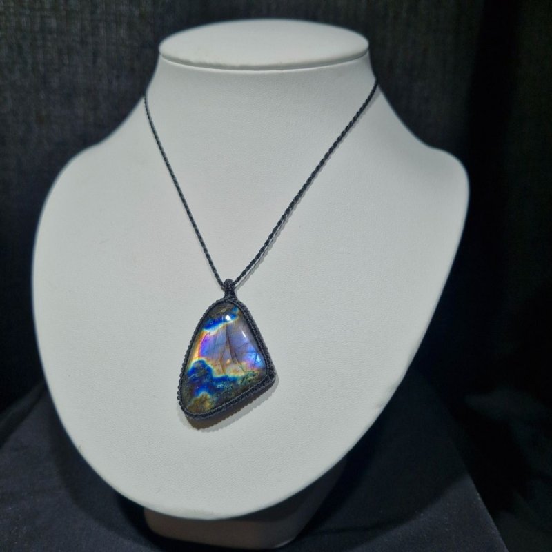 画像2: ☆11/05UP☆ナチュラルカラフル！レインボー＆ディープブルーラブラドライトシリーズ：美しい古代の記憶の残るAAAハイクオリティ天然ラブラドライト：Traveler’s Talisman（旅人の護り） (2)