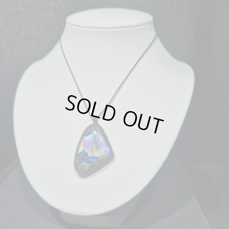 画像2: ☆11/05UP☆ナチュラルカラフル！レインボー＆ディープブルーラブラドライトシリーズ：美しい古代の記憶の残るAAAハイクオリティ天然ラブラドライト：Traveler’s Talisman（旅人の護り） (2)